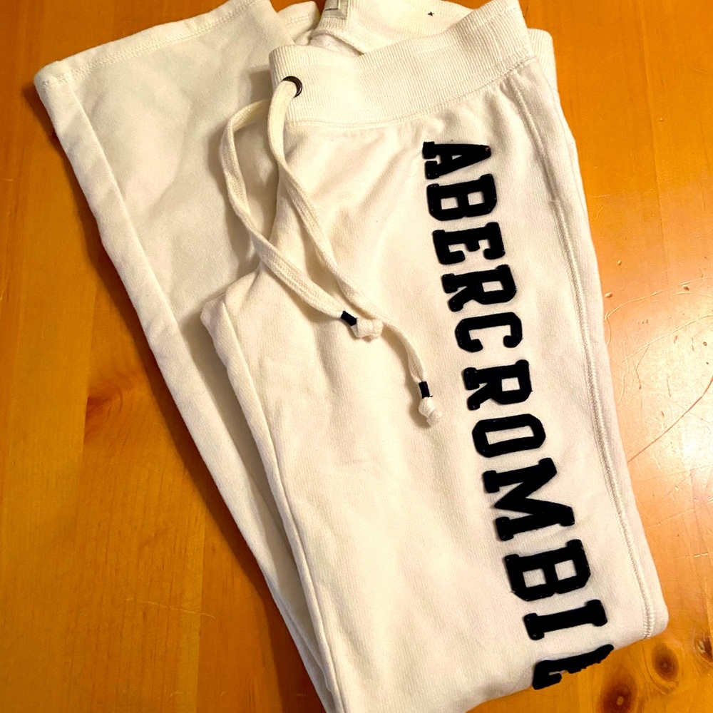 WHITE ABERCROMBIE SWEATPANTS